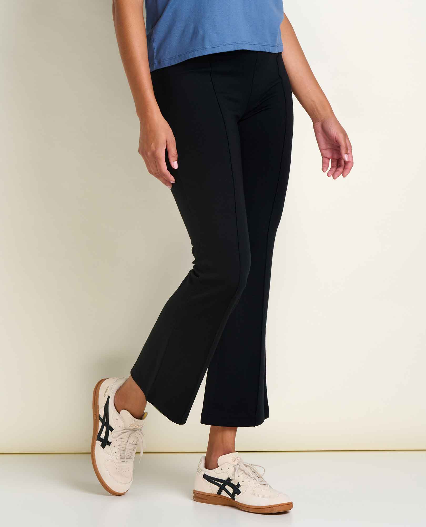 msg:Araya is 5'9 1/2" and is wearing a size small.