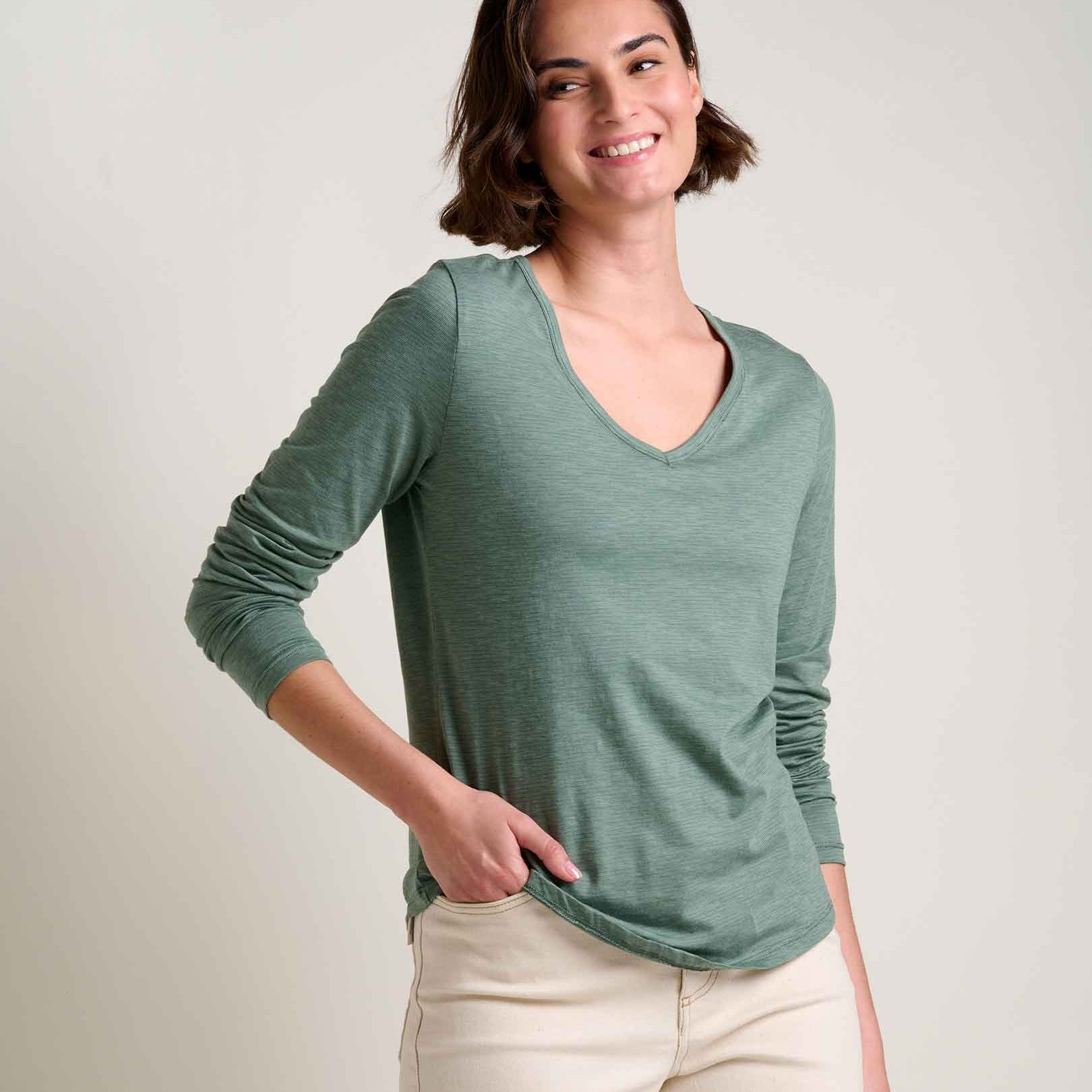 msg:Moe is 5'8" and is wearing a size small.