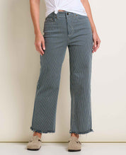 msg:Logan is 5'9 ½" and is wearing a size 6.