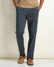 msg:Anderson is 6'2" and is wearing a size 32.