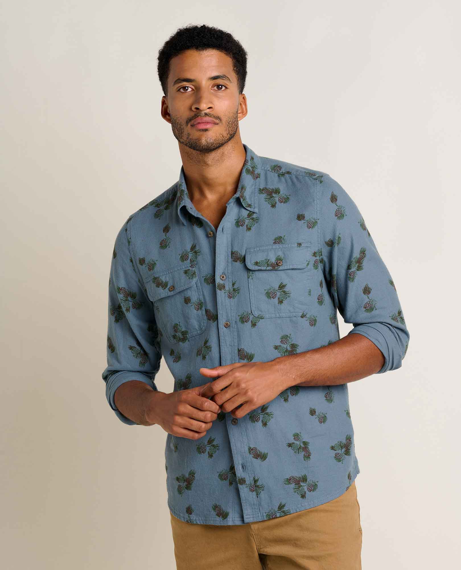 msg:Adom is 6'2" and is wearing a size medium.