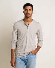 msg:Adom is 6'2" and is wearing a size medium.