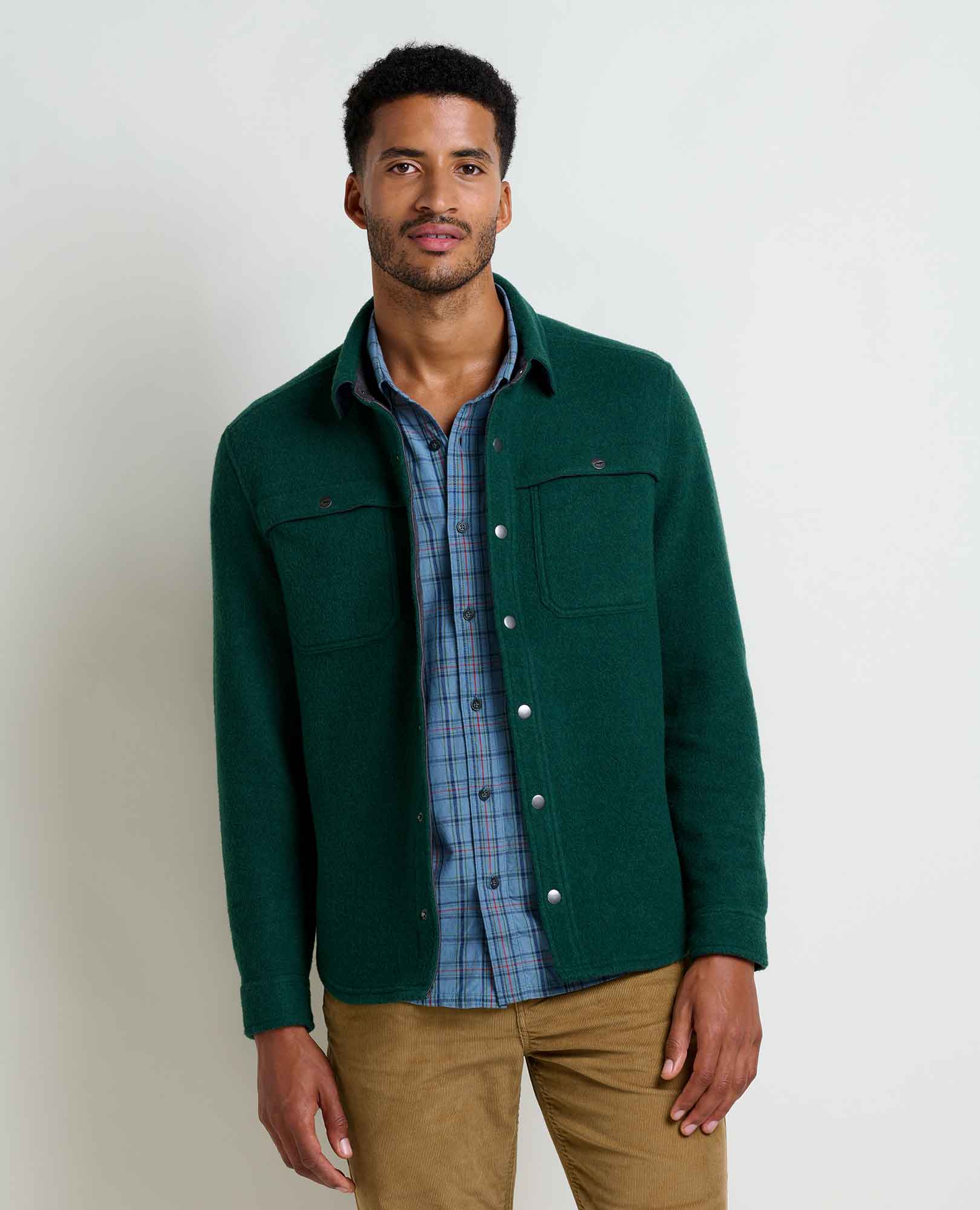 msg:Adom is 6'2" and is wearing a size medium.